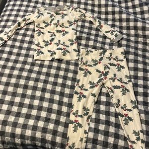 Used once for a photo! Super cute 4T Burt’s bees PJs